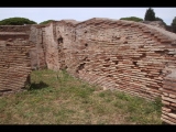 08172 ostia - regio v - via della fortuna della annonaria - edificio (v,iv,2) - 4. raum von westen - bli ri nordosten - 06-2024.jpg